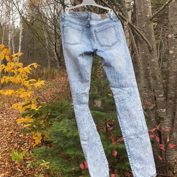 Straight cut women’s light washed denim - Picture 7 of 7